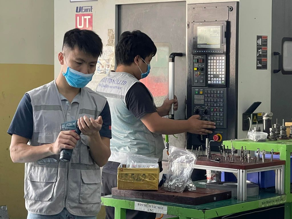 mot nguoi tre dang lam cong viec tai nha may san xuat