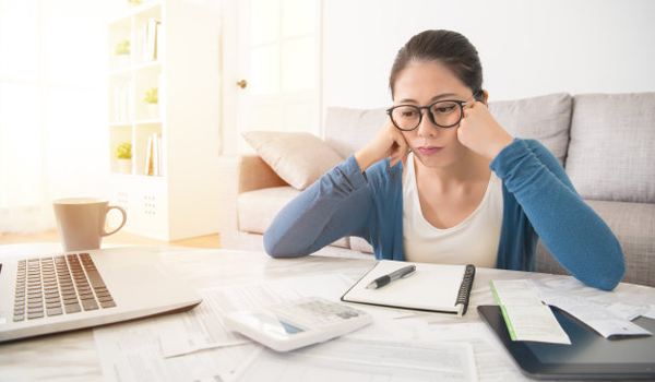 một cô gái đang ngồi chán nản