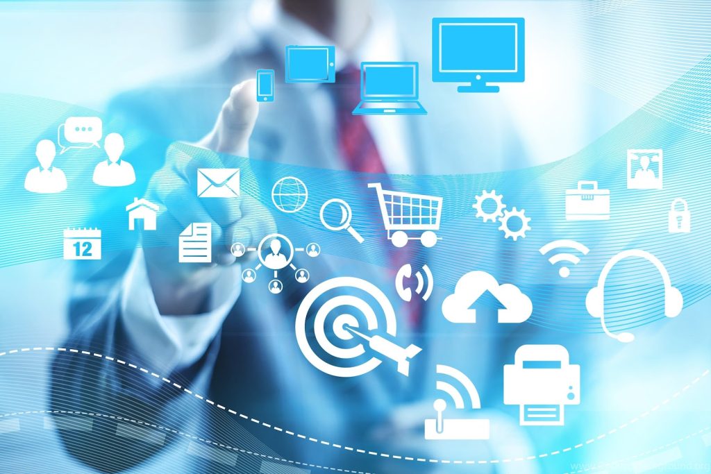 một người đang điều khiển bảng kỹ thuật số