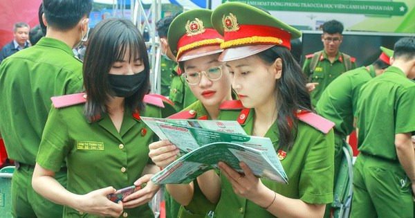 các chiến sĩ công an đang đọc tài liệu