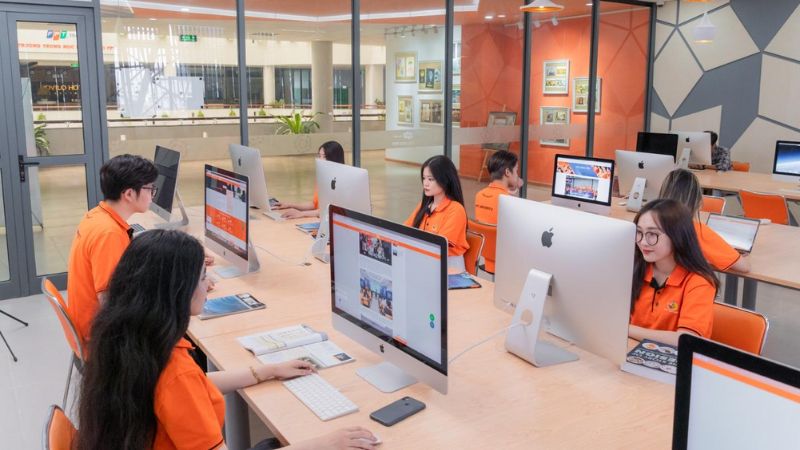 Du học nghề với học đại học trong nước