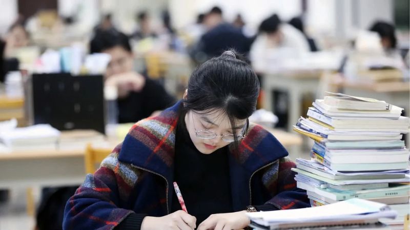 Du học nghề với học đại học trong nước