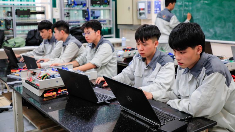 Du học nghề với học đại học trong nước