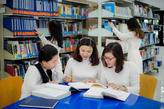 một nhóm sinh viên đang ngồi đọc sách, có thể là sách định hướng nghề nghiệp