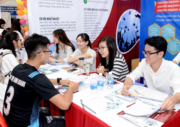 các bạn sinh viên đang tham gia một chương trình hướng nghiệp, ngồi nghe tư vấn