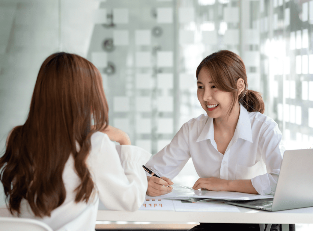 2 người đang ngồi trao đổi, tư vấn cho nhau nghe