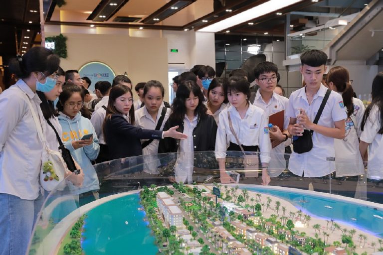 review ngành bất động sản