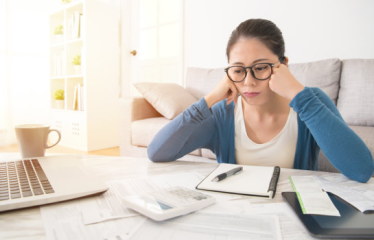 một cô gái đang ngồi chán nản